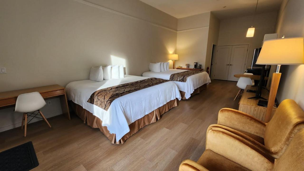 The Cedars Inn Hotel & Convention Centre Gibsons Exteriör bild