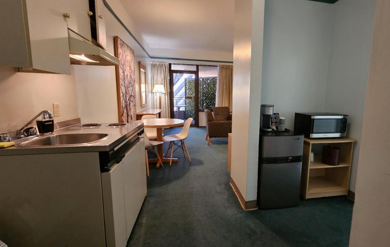 The Cedars Inn Hotel & Convention Centre Gibsons Exteriör bild